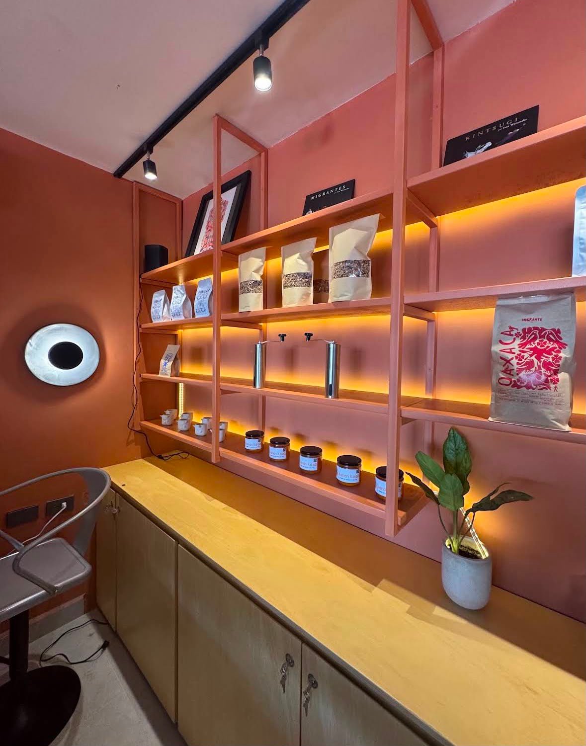 Barra de café en el interior de Migrante Café