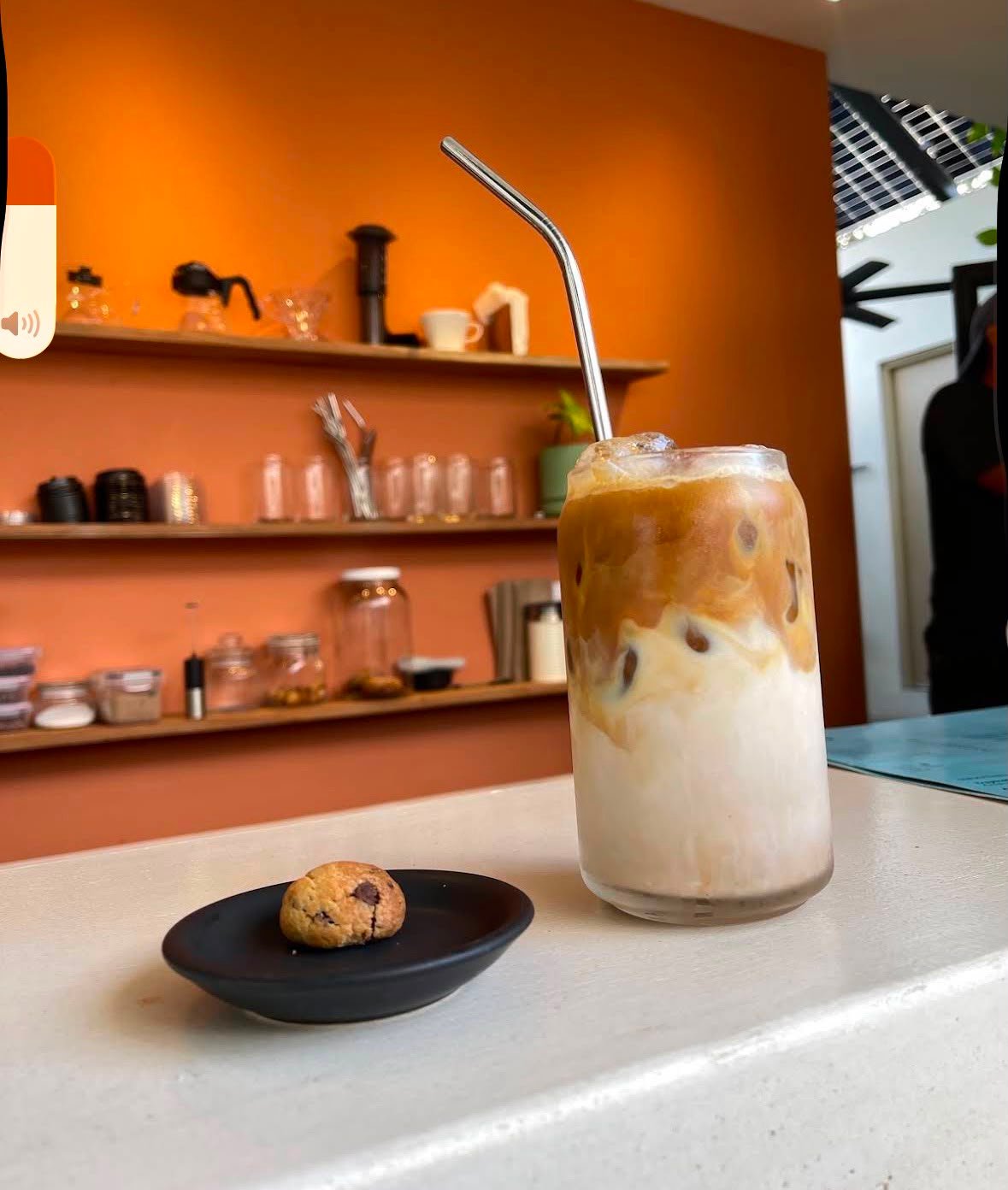 Café helado y galleta de Migrante Café