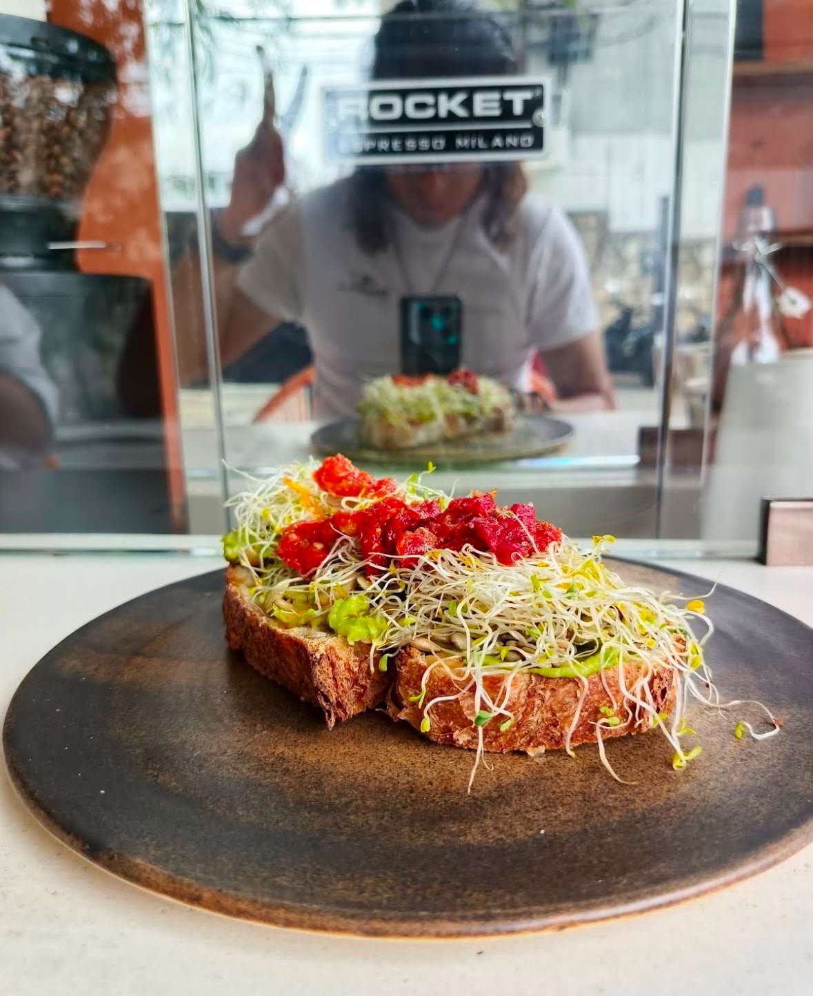 Tostada de aguacate de Migrante Café