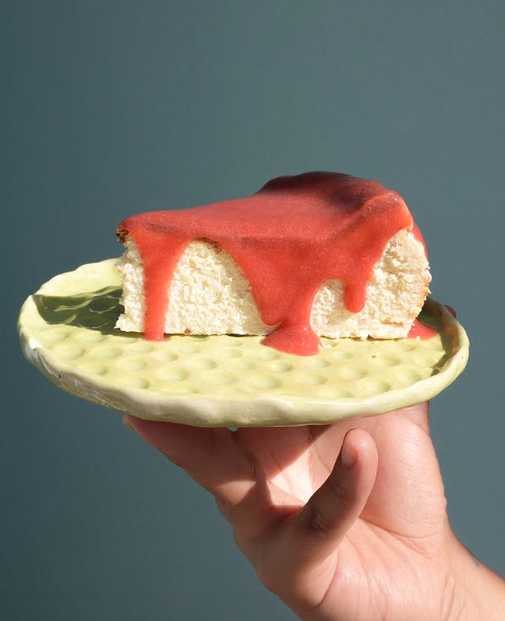 Basque Cheesecake con puré de fresa, postre de Migrante Café
