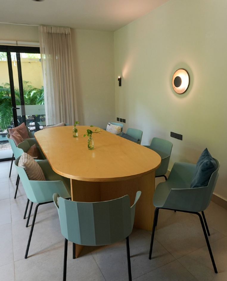 Espacio privado para reuniones y sesiones de trabajo en Migrante Café